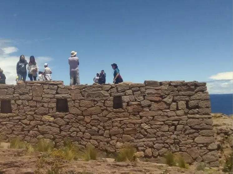 Taquile Lodge turistas en zona arqueologica